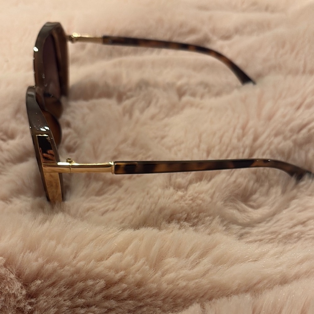 Stylish Tortoise Shell Sunglasses - Picture 2 of 4